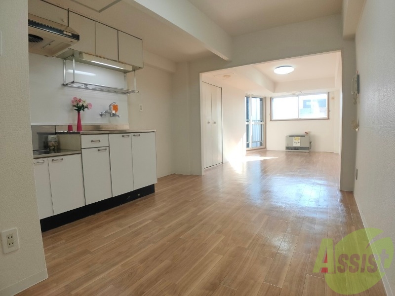 居室・リビング　リビングです。窓が大きくて明るいですね！