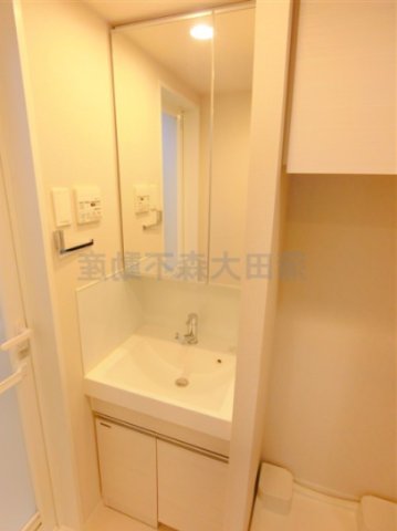 洗面設備　洗面脱衣所　2面鏡の独立洗面台