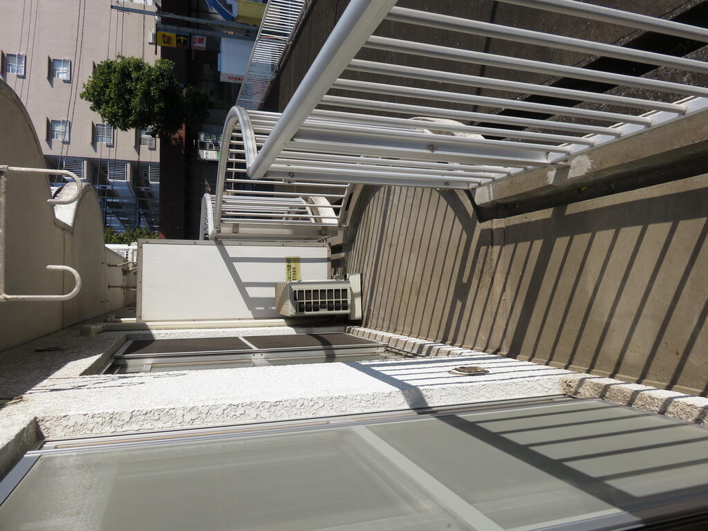 バルコニー　洗濯物を干すスペースは十分にあります。