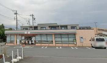 コンビニ　セブンイレブン（コンビニ）まで704m
