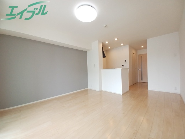 居室・リビング　同物件別室反転タイプ画像