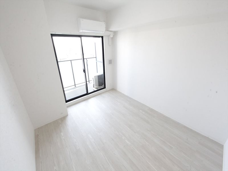 バルコニー　洋室7.3帖　エアコン完備　バルコニーに面しています