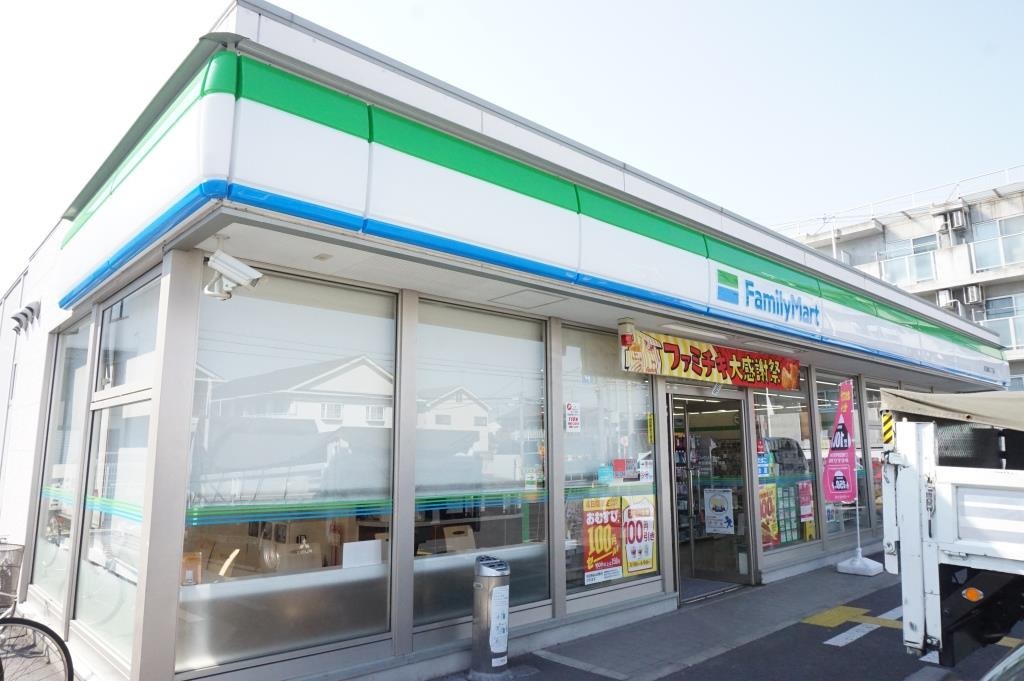 コンビニ　ファミリーマート 草加瀬崎二丁目店（コンビニ）まで404m