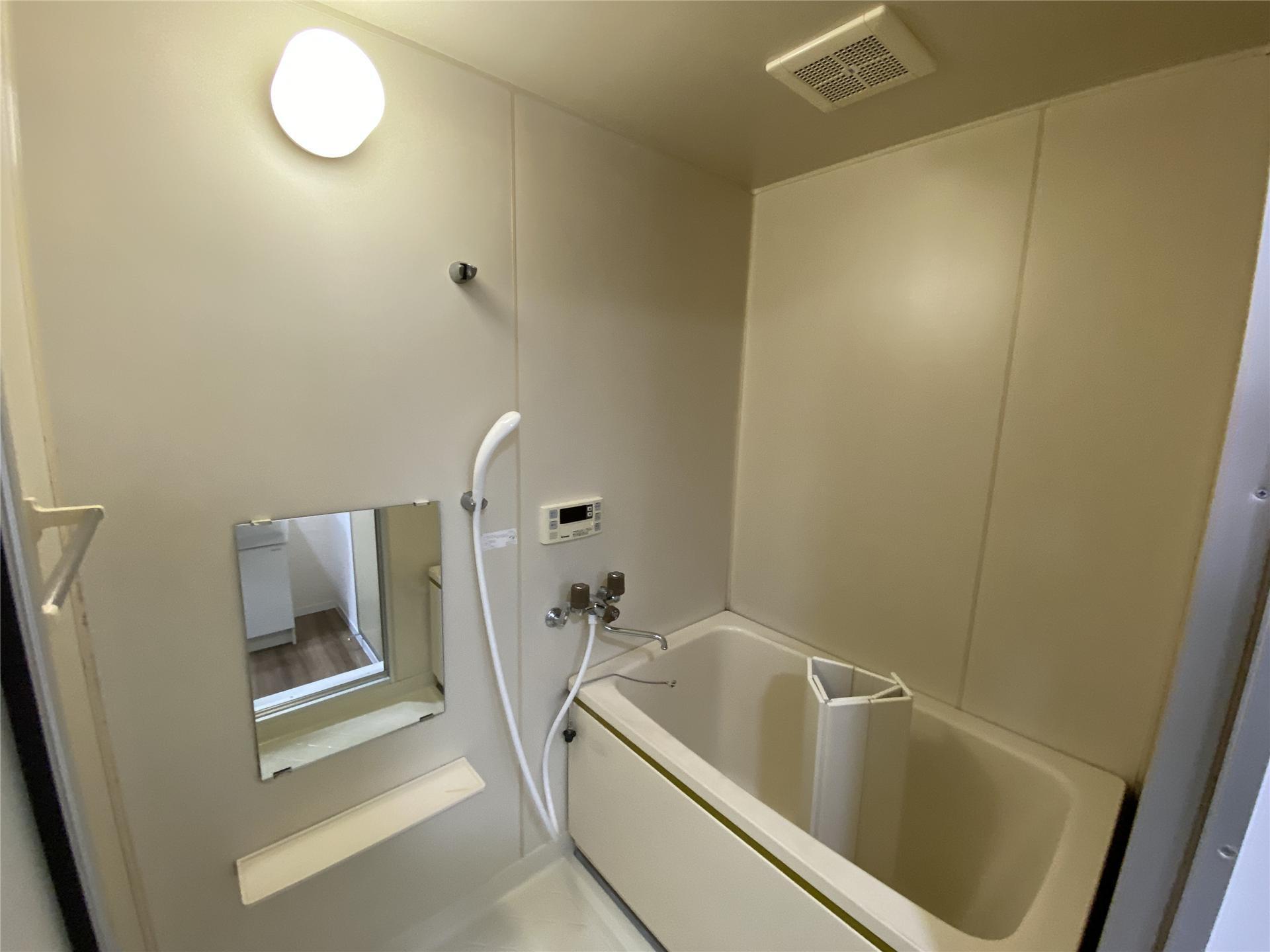 バス・シャワールーム　追い焚き付きの浴室です