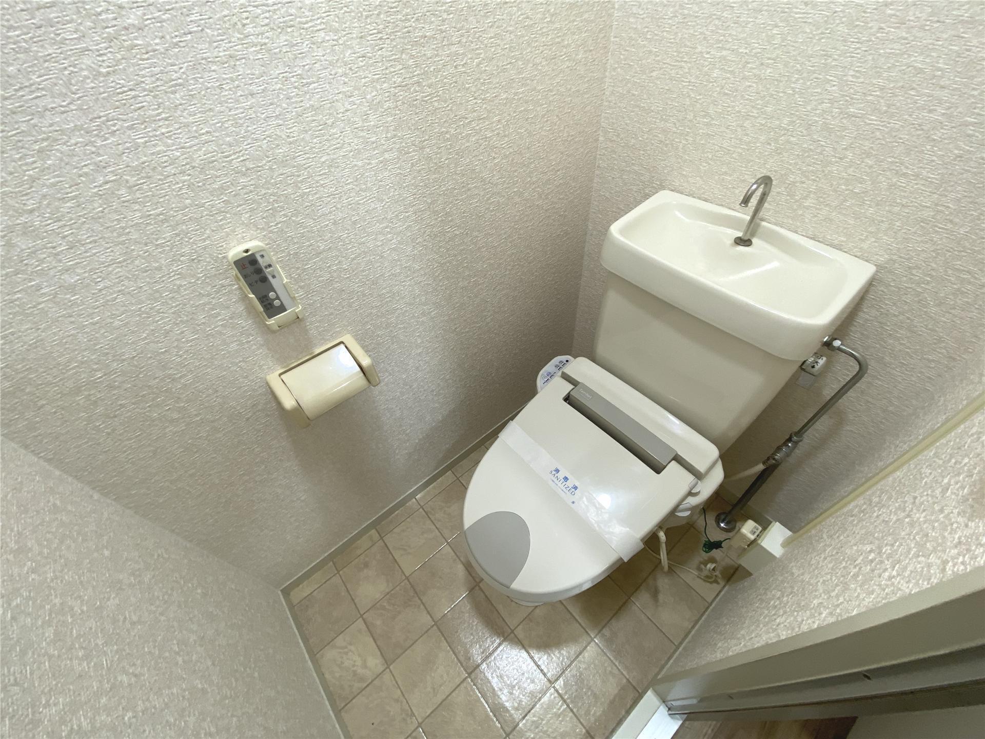 トイレ　温水洗浄便座付きです