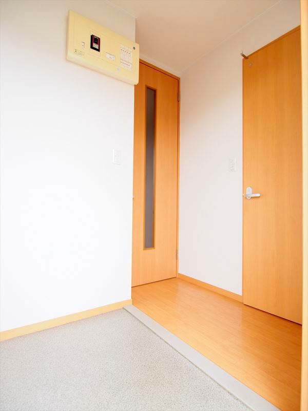 玄関　同間取り別部屋の写真です。