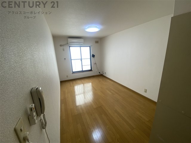 居室・リビング　床色が落ち着いた色合いで綺麗です♪