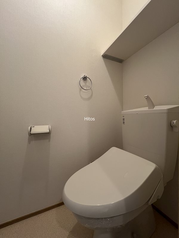 トイレ　落ち着いた色調のトイレです