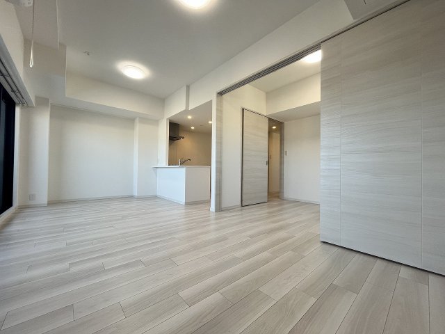 居室・リビング　同物件、別号室のものです。