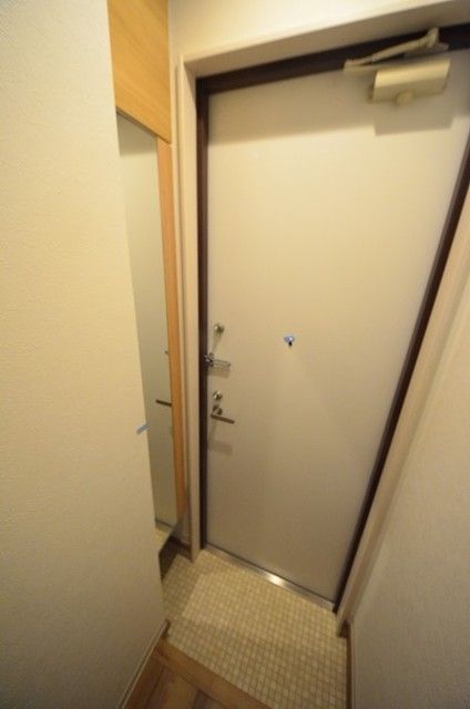 玄関　☆玄関に鏡があるので便利ですね☆