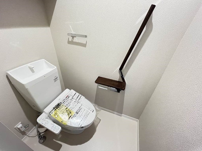 トイレ　手すり付き！お尻に優しい温水洗浄暖房便座です♪