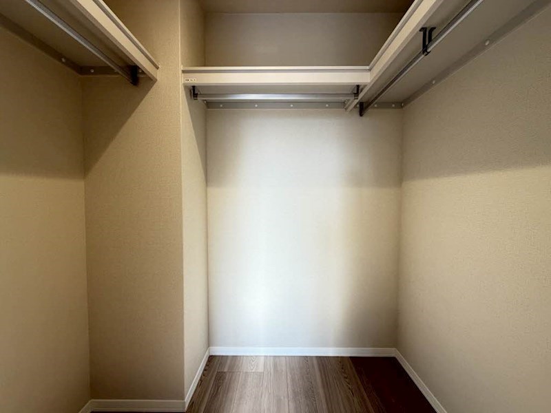 収納　大容量のウォークインクローゼットはハンガーパイプがあり収納し