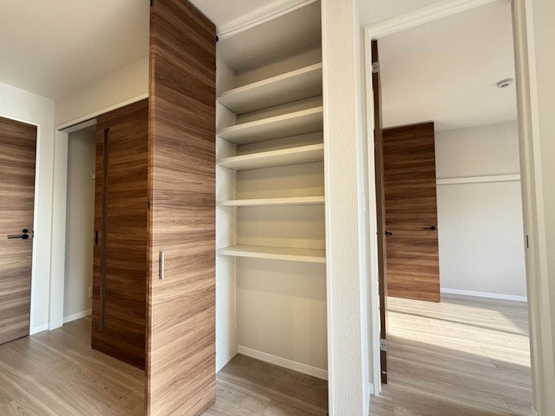 その他設備　キッチン近く二ある収納スペースです！食品等保管に便利なパント