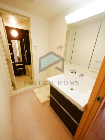 洗面設備　ゆとりのある洗面所です。