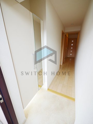 玄関　姿見付きのシューズボックスが嬉しい玄関です。