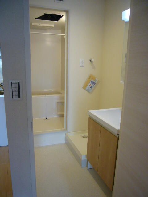 洗面設備　独立洗面台あり、毎朝おしゃれに忙しい女性の方におすすめです