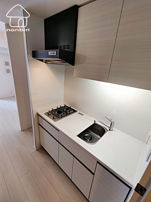 キッチン　上下に収納があります（同じタイプのお部屋です）