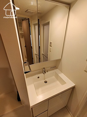洗面設備　鏡の裏にも収納があります（同じタイプのお部屋です）