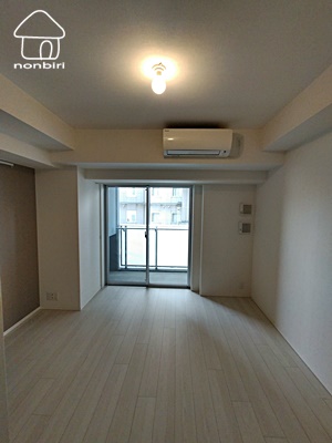 居室・リビング　すっきりとした色合いでコーディネートはしやすいです（同じタイ