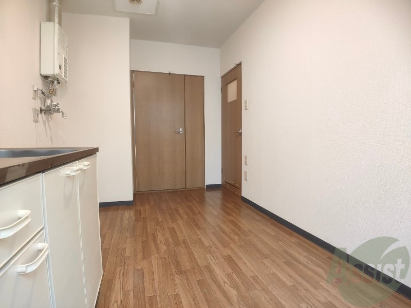 居室・リビング　５．５帖のダイニングキッチン。ご飯を食べるお部屋ですね。