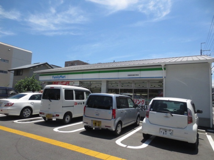 コンビニ　ファミリーマート（コンビニ）まで450m