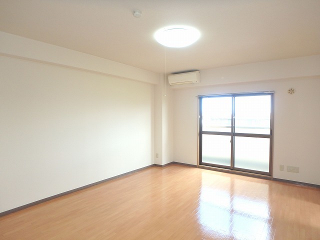 居室・リビング　１２．１帖の広々リビング♪