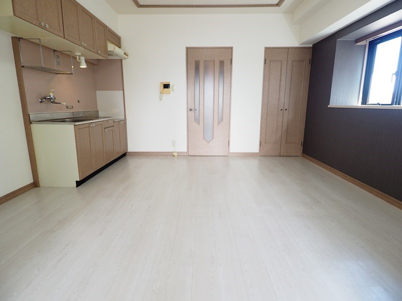 居室・リビング　1LDKタイプ★東南角部屋です。