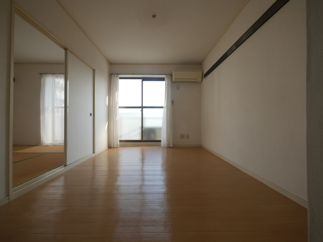 居室・リビング　★窓の大きい明るいお部屋です★