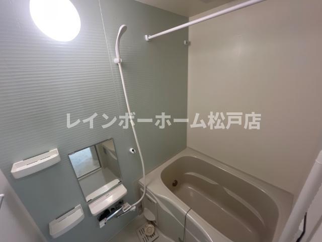 バス・シャワールーム　落ち着いた空間のお風呂です
