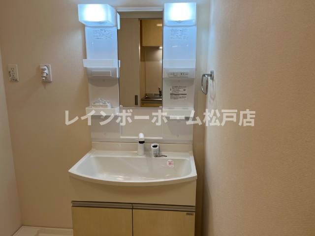 洗面設備　明るい洗面所です