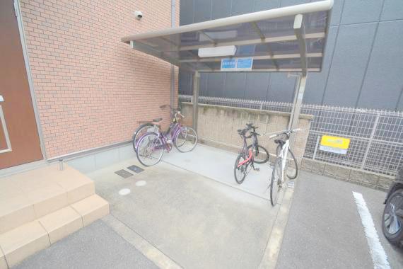 駐車場　敷地内にある駐輪場。雨の日にはうれしい屋根つきです。