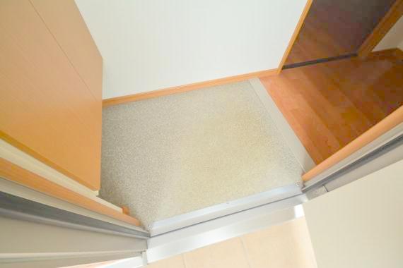 玄関　玄関に入るとお部屋まで一直線、明るい光が差し込みます。