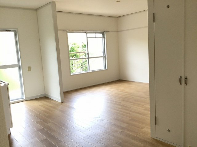 居室・リビング　※反転タイプの部屋の写真です。