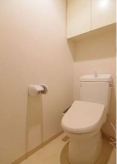 トイレ　落ち着いた色調のトイレです