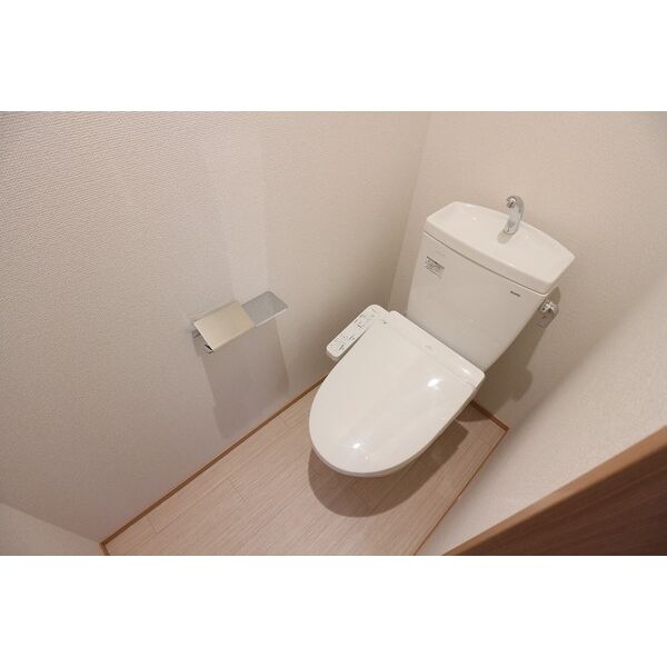 トイレ　同シリーズの内装写真となります