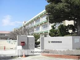 小学校　春日丘小学校（小学校）まで588m
