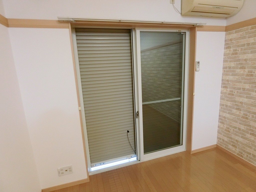 バルコニー　留守時も安心のシャッター雨戸付き