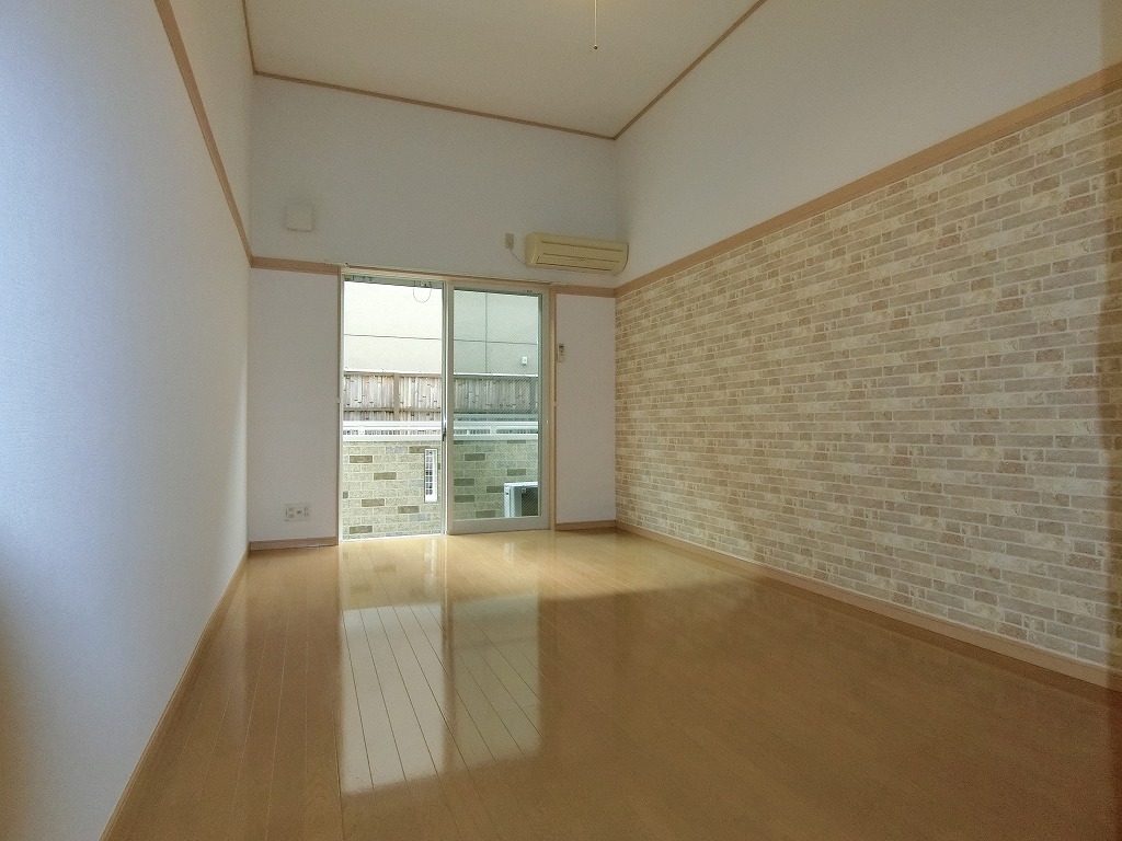 居室・リビング　前面棟の影響少なく明るいお部屋です。エアコン完備