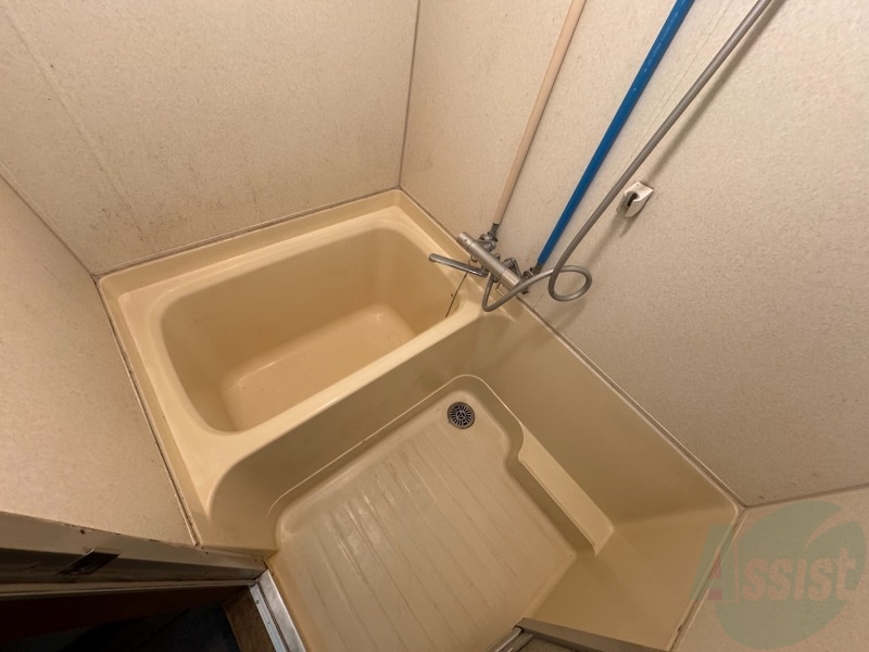 バス・シャワールーム　お風呂です。少し狭いですがシャワーするには十分ですね。