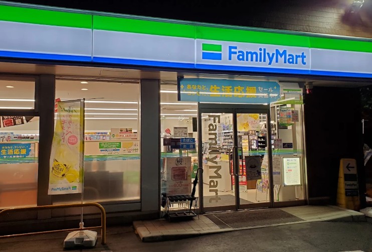 コンビニ　ファミリーマート札幌北49条東店（コンビニ）まで737m