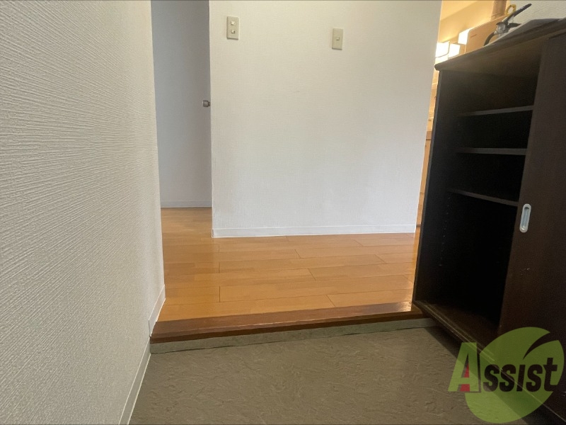 玄関　玄関から撮影しました。廊下も広に路していますね。