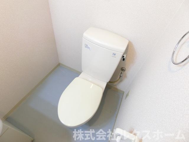トイレ　落ち着いた色調のトイレです