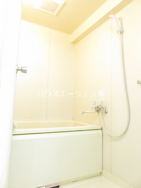 バス・シャワールーム　バス・トイレ別です。※参考画像