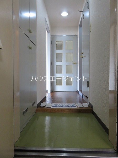 玄関　シューズボックスもある玄関です。※参考画像