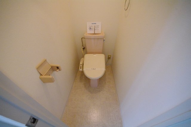 トイレ　温水洗浄便座付きのトイレです♪