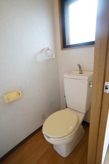 トイレ　白を基調とした空間で清潔感のあるトイレです♪