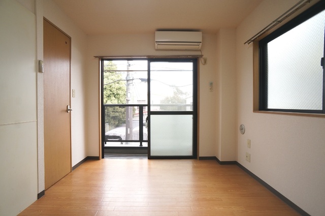居室・リビング　フローリング☆２面採光のお部屋で明るいです♪