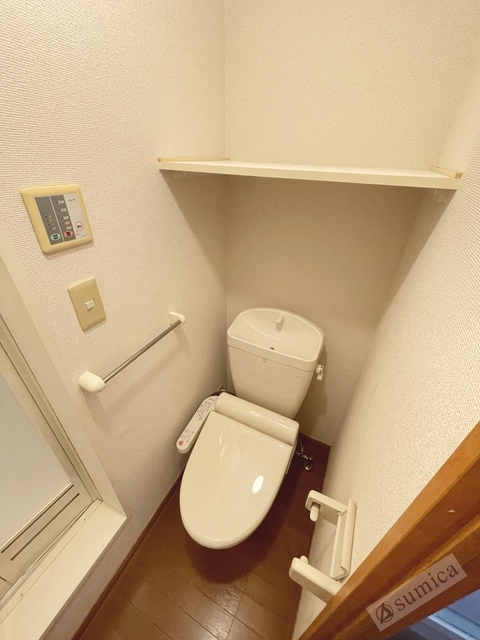 トイレ　人気アイテムの温水洗浄便座。清潔感のあるトイレです。