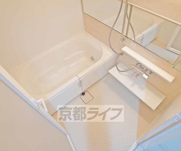 バス・シャワールーム　広々としたバスルームです。