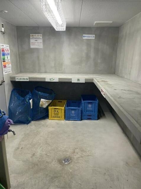 駐車場　敷地内ゴミ置場?